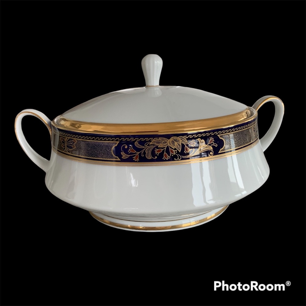 Legacy by Noritake porcelain Round covered Vegetable